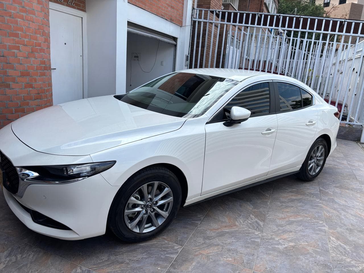 MAZDA 3 TOURING HÍBRIDO MODELO 2024 en alquiler en Bogotá, foto 2